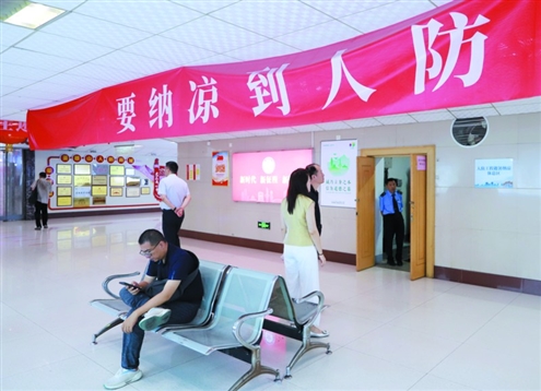 人防纳凉点吸引不少市民前来避暑 记者 周里 摄